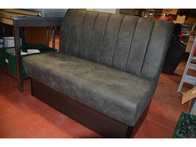 8 bruin fineerhouten bistro tafels 70x70cm , 11 moderne kuipstoelen grijze stoffen zit en rug , 5 moderne kuipstoelen bruin stoffen zit en rug , moderne grijze stoffen muurbank (6,8,9,10) - afbeelding 18 van  18