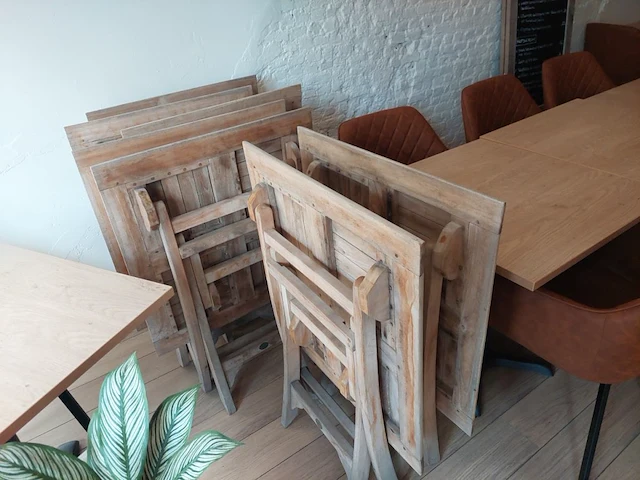 8 div teak tafels + 16 rotan stoelen - afbeelding 1 van  8