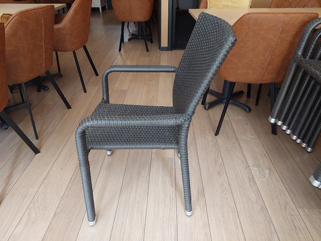8 div teak tafels + 16 rotan stoelen - afbeelding 7 van  8