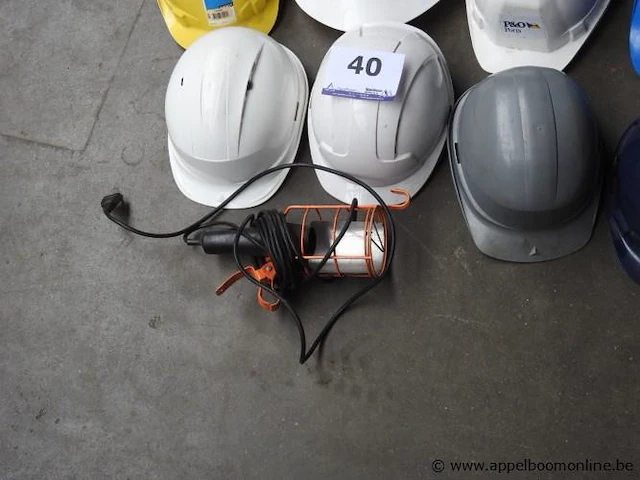 8 div veiligheidshelmen plus werflamp, werking niet gekend - afbeelding 2 van  2