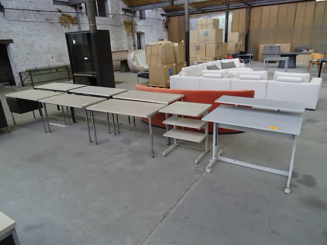 8 diverse bureau meubelen - afbeelding 1 van  7