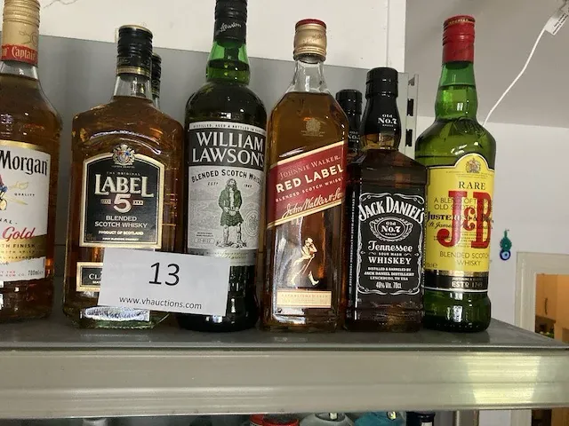 8 diverse flessen whiskey - afbeelding 1 van  2