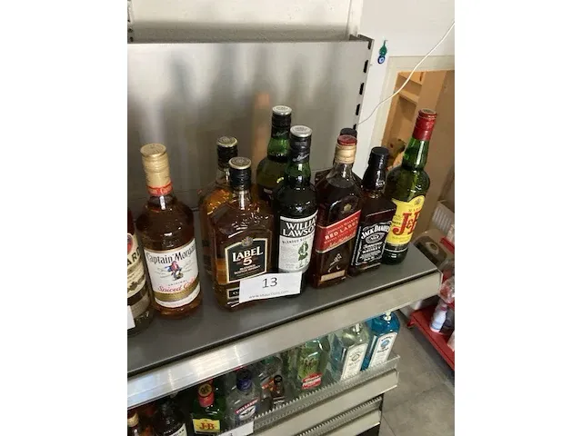 8 diverse flessen whiskey - afbeelding 2 van  2
