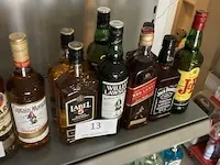 8 diverse flessen whiskey - afbeelding 2 van  2