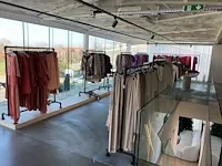 8 diverse kledingrekken - afbeelding 1 van  11