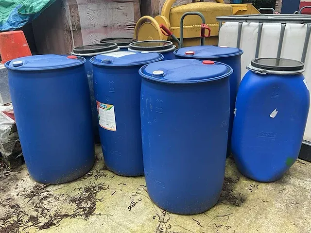 8 diverse pvc watervaten (leeg) - afbeelding 1 van  5