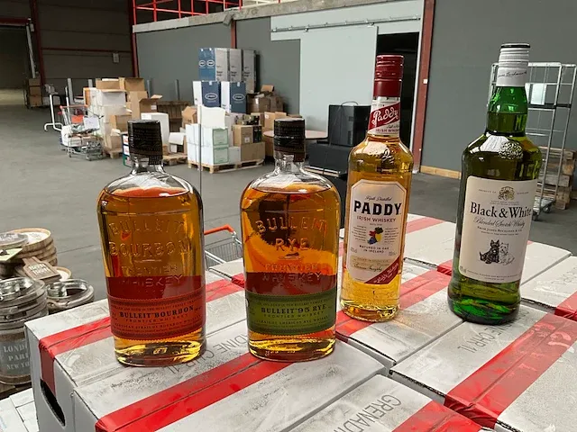 8 diverse whisky paddy, black&white, bulleit, bulleit rye - afbeelding 1 van  5