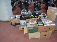 8 dozen met ca. 500 stuks dvds, 5 dozen met ca. 120 vhs videocassettes - afbeelding 1 van  11