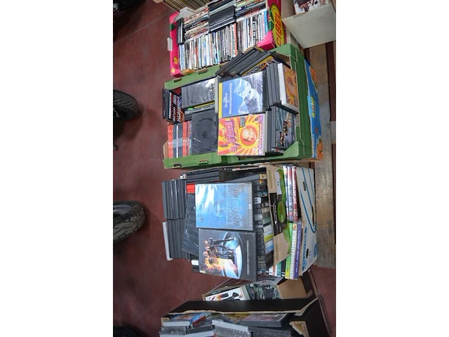 8 dozen met ca. 500 stuks dvds, 5 dozen met ca. 120 vhs videocassettes - afbeelding 10 van  11