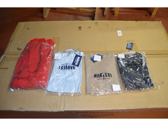 8 dozen met diverse kleding (sportkleding en t-shirts) - afbeelding 3 van  32