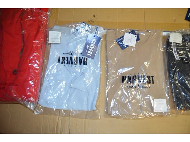 8 dozen met diverse kleding (sportkleding en t-shirts) - afbeelding 5 van  32