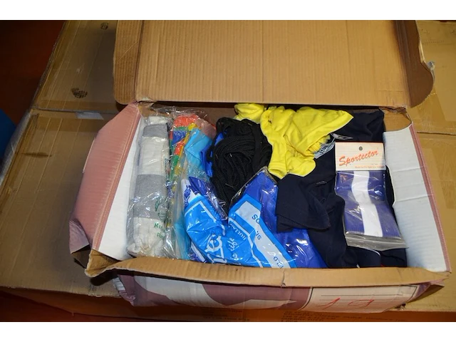 8 dozen met diverse kleding (sportkleding en t-shirts) - afbeelding 6 van  32