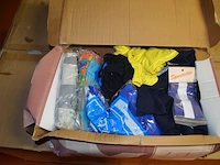 8 dozen met diverse kleding (sportkleding en t-shirts) - afbeelding 6 van  32