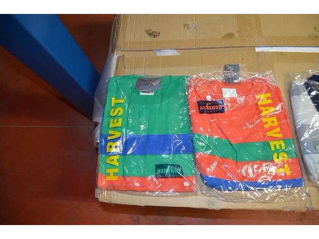 8 dozen met diverse kleding (sportkleding en t-shirts) - afbeelding 7 van  32