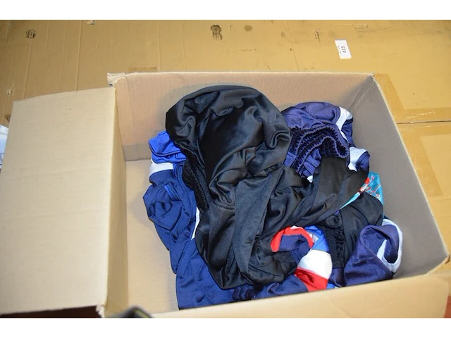 8 dozen met diverse kleding (sportkleding en t-shirts) - afbeelding 11 van  32