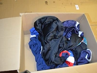 8 dozen met diverse kleding (sportkleding en t-shirts) - afbeelding 11 van  32