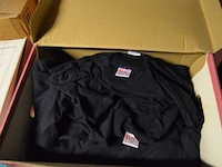 8 dozen met diverse kleding (sportkleding en t-shirts)