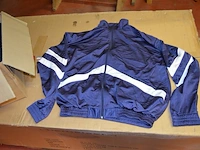 8 dozen met diverse kleding (sportkleding en t-shirts) - afbeelding 14 van  32