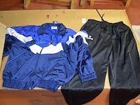 8 dozen met diverse kleding (sportkleding en t-shirts) - afbeelding 15 van  32