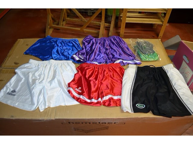 8 dozen met diverse kleding (sportkleding en t-shirts) - afbeelding 18 van  32