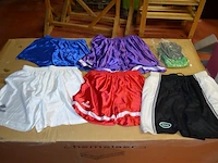 8 dozen met diverse kleding (sportkleding en t-shirts) - afbeelding 18 van  32