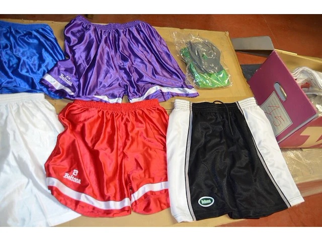 8 dozen met diverse kleding (sportkleding en t-shirts) - afbeelding 19 van  32