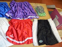 8 dozen met diverse kleding (sportkleding en t-shirts) - afbeelding 19 van  32