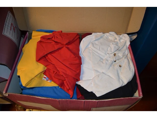 8 dozen met diverse kleding (sportkleding en t-shirts) - afbeelding 22 van  32