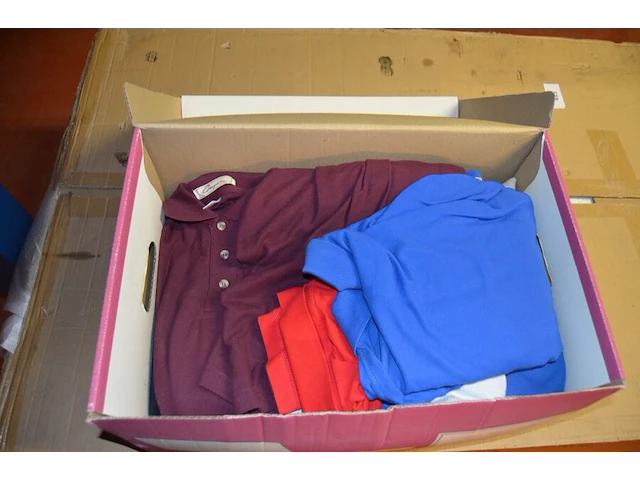 8 dozen met diverse kleding (sportkleding en t-shirts) - afbeelding 26 van  32