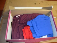 8 dozen met diverse kleding (sportkleding en t-shirts) - afbeelding 26 van  32