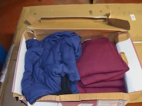 8 dozen met diverse kleding (sportkleding en t-shirts) - afbeelding 27 van  32