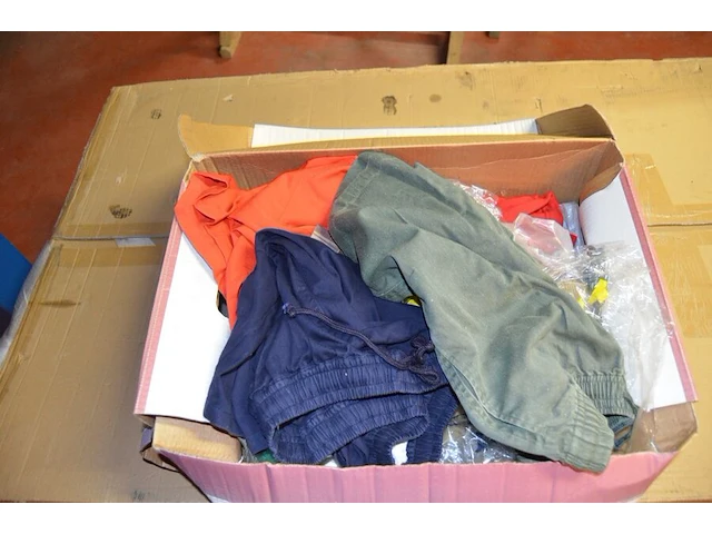 8 dozen met diverse kleding (sportkleding en t-shirts) - afbeelding 31 van  32