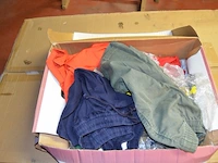 8 dozen met diverse kleding (sportkleding en t-shirts) - afbeelding 31 van  32