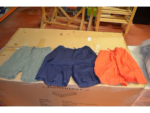 8 dozen met diverse kleding (sportkleding en t-shirts) - afbeelding 32 van  32