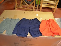 8 dozen met diverse kleding (sportkleding en t-shirts) - afbeelding 32 van  32