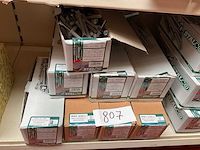 8 dozen slag pluggen en houtschroeven - afbeelding 1 van  8