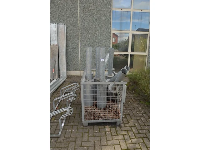 8 galva vlaggenmastvoeten (zonder draadcontainer) - afbeelding 1 van  4