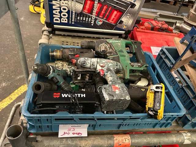 8 handmachines, 3 accu's, 1 acculader - afbeelding 1 van  5