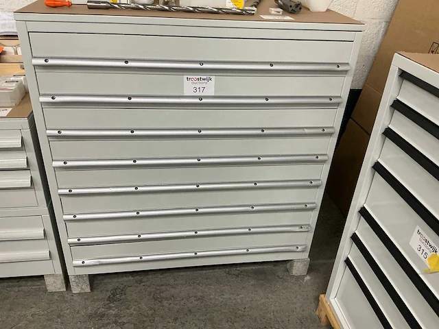 8-laden materiaalkast - afbeelding 1 van  4