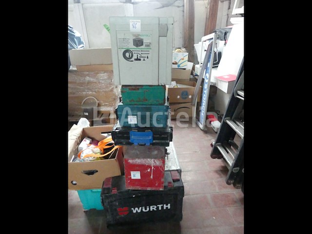 8 lege gereedschapskisten - afbeelding 1 van  5