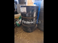 8 lege metalen olievaten - afbeelding 1 van  6