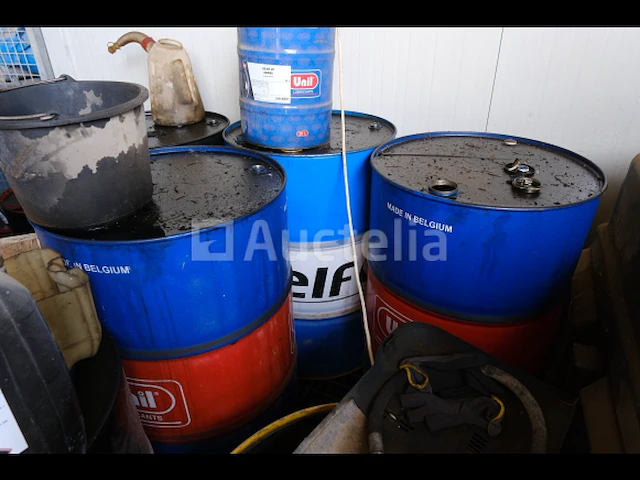 8 lege metalen olievaten - afbeelding 4 van  6