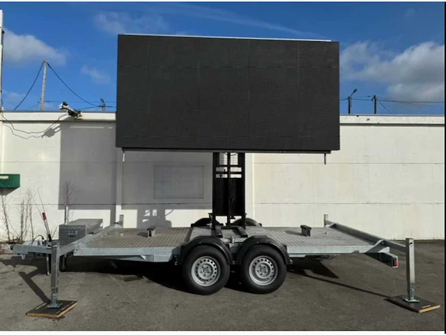 8 m2 led-scherm op aanhanger - afbeelding 1 van  2