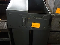 8 metalen bakken - afbeelding 1 van  2
