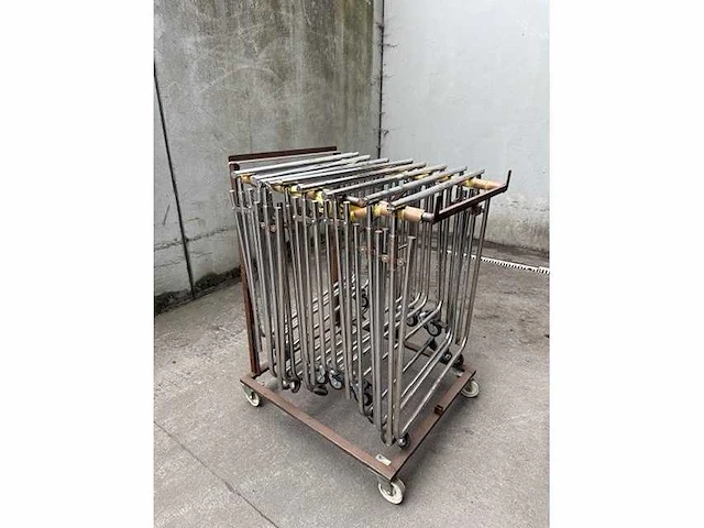 8 metalen plooibare kleerhangerrekken + 800 kleerhangers - afbeelding 1 van  1
