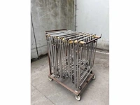 8 metalen plooibare kleerhangerrekken + 800 kleerhangers - afbeelding 1 van  1