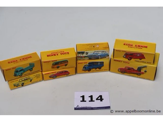 8 miniatuur voertuigen dinky toys - afbeelding 1 van  3