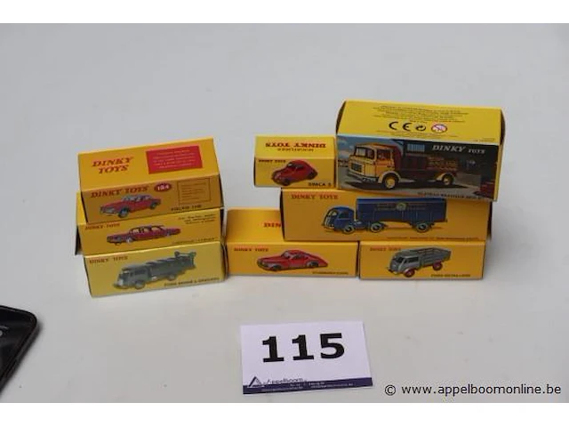 8 miniatuur voertuigen dinky toys - afbeelding 1 van  3