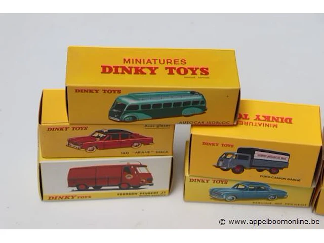 8 miniatuur voertuigen dinky toys - afbeelding 2 van  3