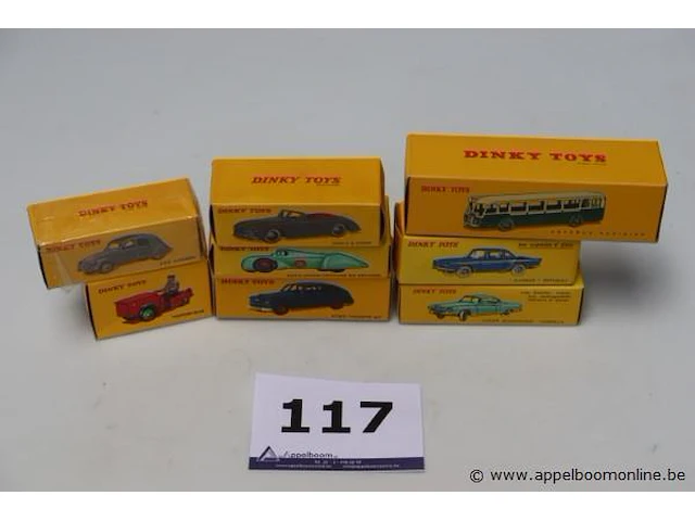 8 miniatuur voertuigen dinky toys - afbeelding 1 van  2